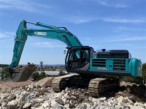 who makes kobelco excavators